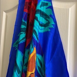 Liz Claiborne cheerful brilliant scarf! A must💜